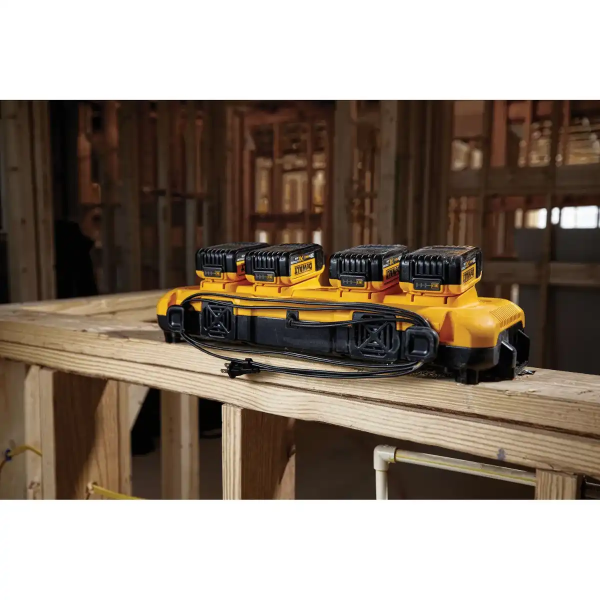 Cargador Rápido Simultáneo de 4 Puertos 12V/20V/60V 8 AMP DEWALT DCB104-B2 - Imagen 4