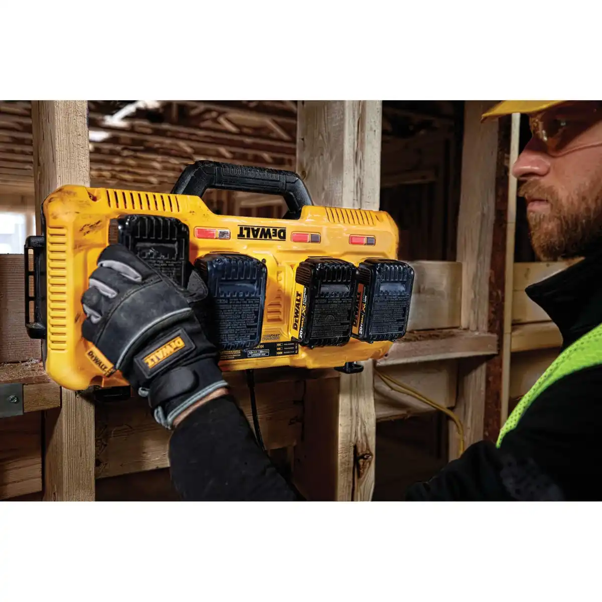 Cargador Rápido Simultáneo de 4 Puertos 12V/20V/60V 8 AMP DEWALT DCB104-B2 - Imagen 5