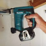 Clavadora Inalambrica 18v / 2 Bat 3.0ah + C MAKITA Dst221rfe - Imagen 3