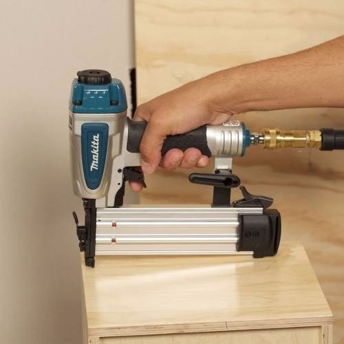 MAKITA CLAVADORA NEUMÁTICA 15-50MM 18GA (AF505N)